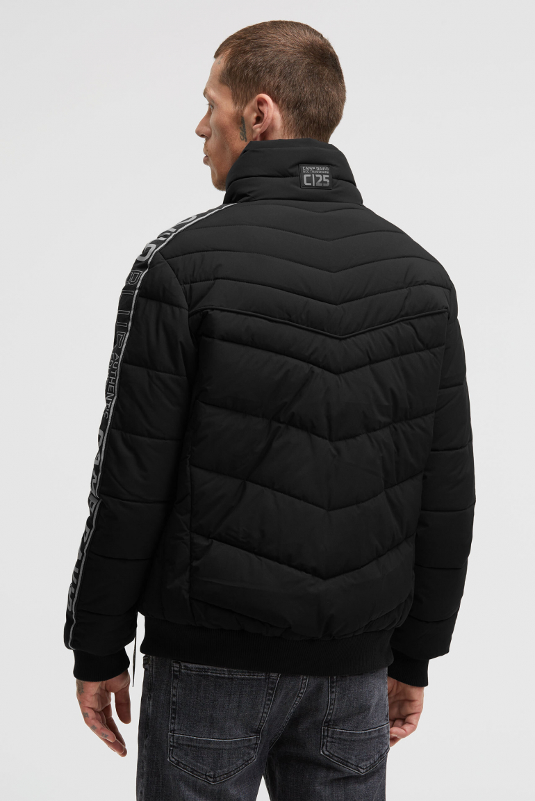 Prošívaný bomber s dvojitým límcem a pásky s logem