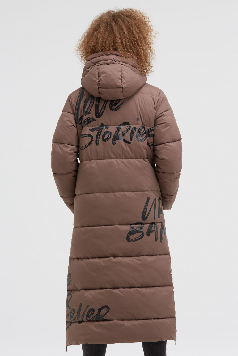 Prošívaný kabát s kapucí a potisky loga