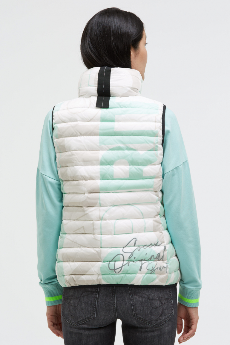 Prošívaná vesta s kapucí v límci a celoplošným potiskem