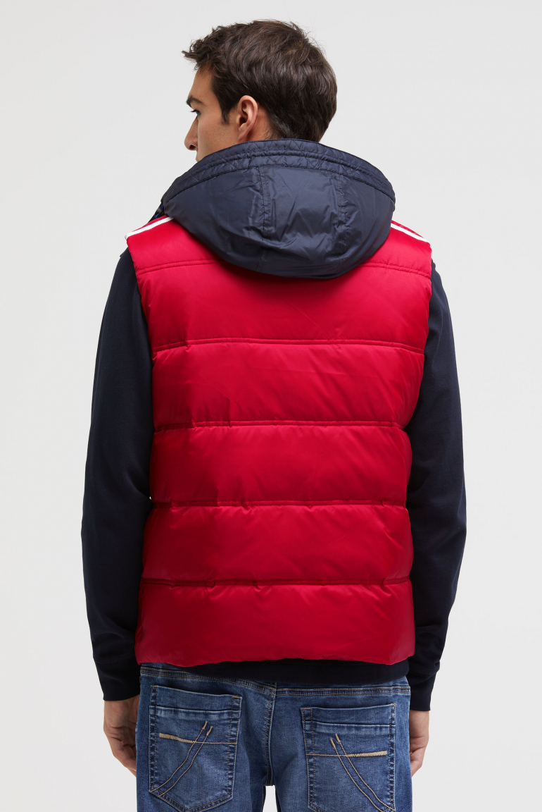 Prošívaná vesta s pásky, artworky a kapucí