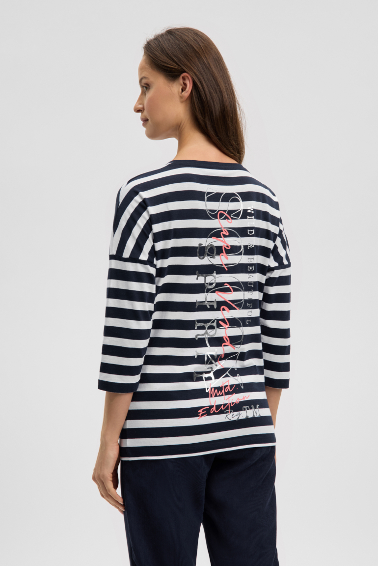 Pruhované tričko s potiskem na zádech a 3/4 rukávy
