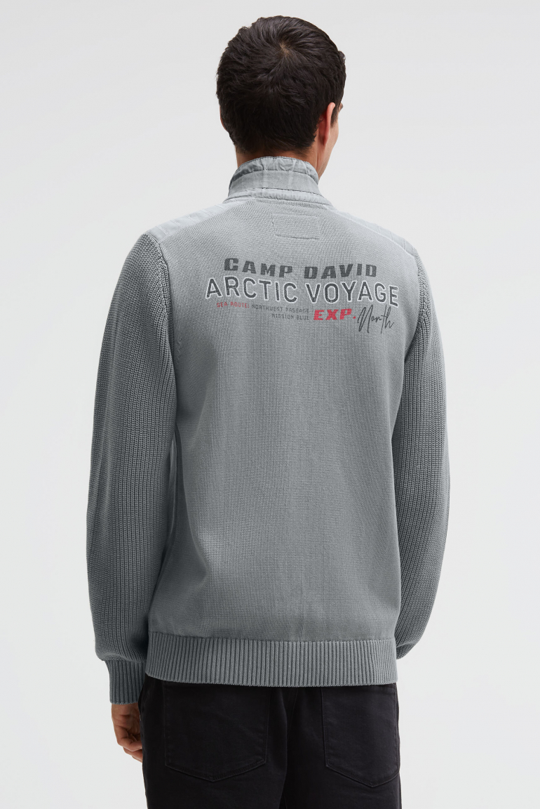 Svetr na zip s pásky a potisky značky