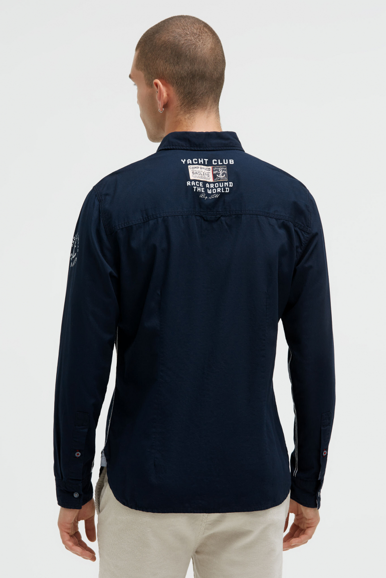 Strukturovaná košile s dlouhým rukávem a aplikacemi loga