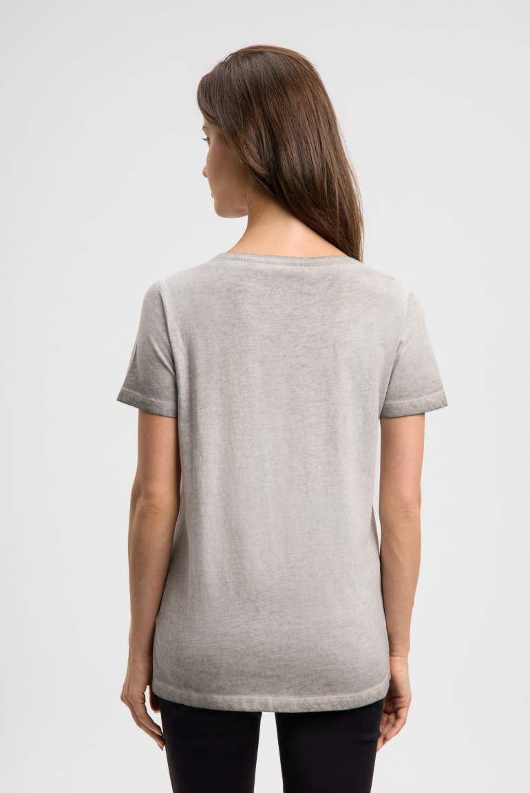 Tričko s lodičkovým výstřihem a artworkem