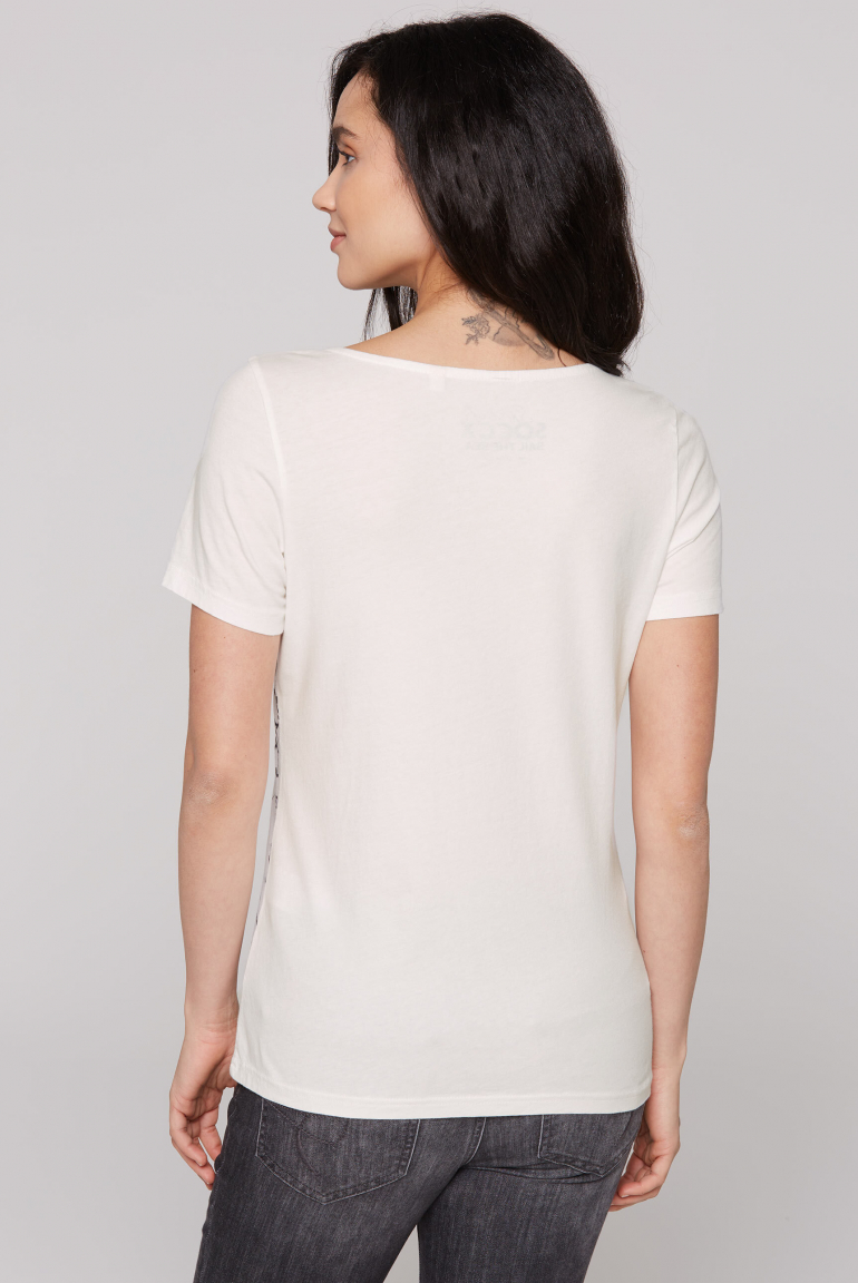 Tričko s lodičkovým výstřihem a artworkem