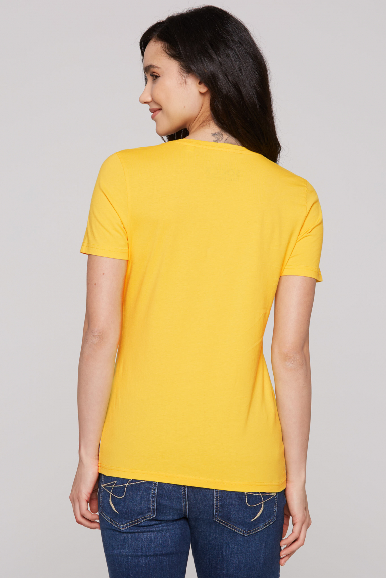 Tričko s výstřihem do V a artworkem