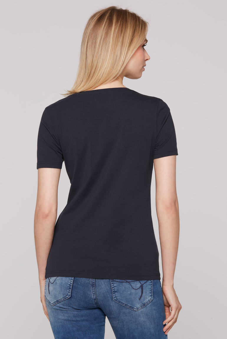 Tričko s výstřihem do V a artworkem