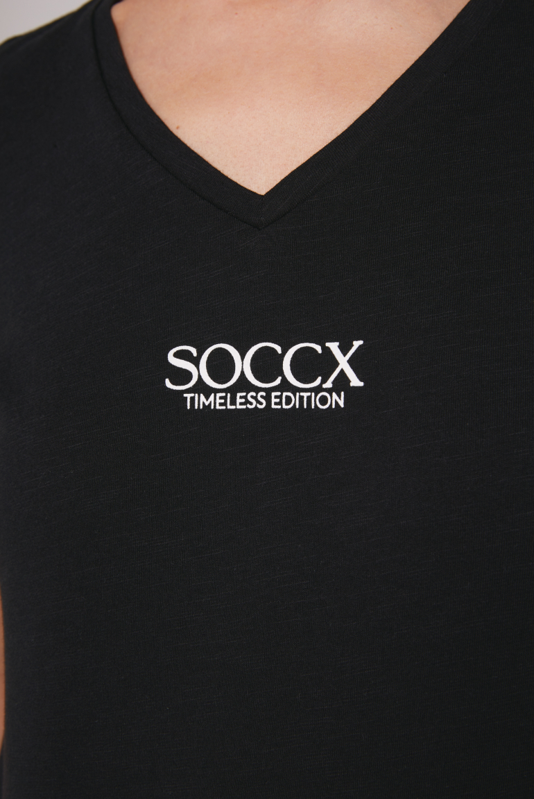 Basic tričko s výstřihem do V a logem