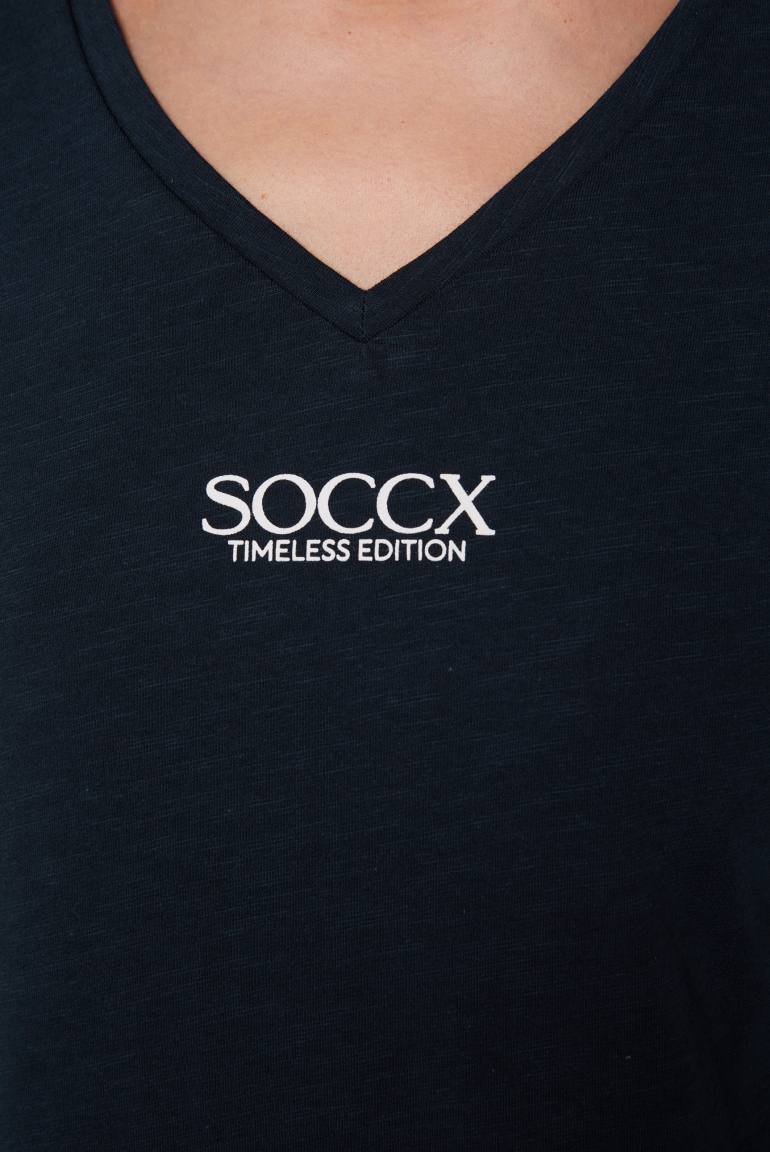 Basic tričko s výstřihem do V a logem