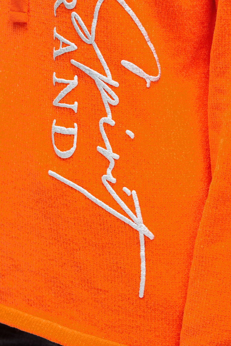 Žinylkový svetr s vysokým límcem a artworkem