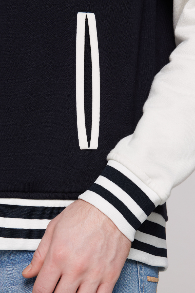 Univerzitní bomber s aplikacemi značky