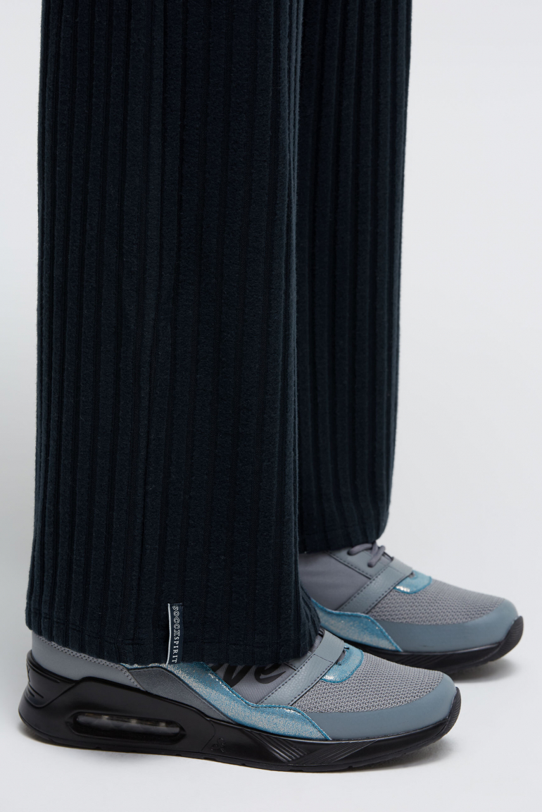 Flaušové pletené kalhoty se širokými nohavicemi a žebrovanou strukturou