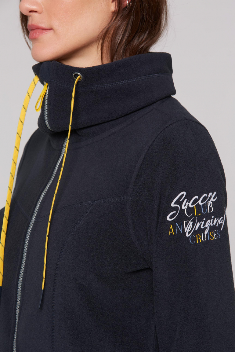 Fleecová bunda s vysokým límcem a potiskem na zádech