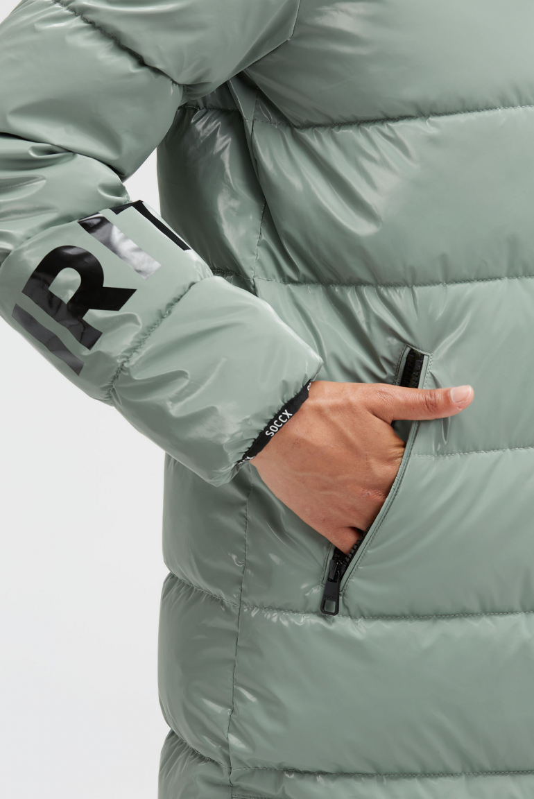 Lesklá prošívaná parka s artworky loga