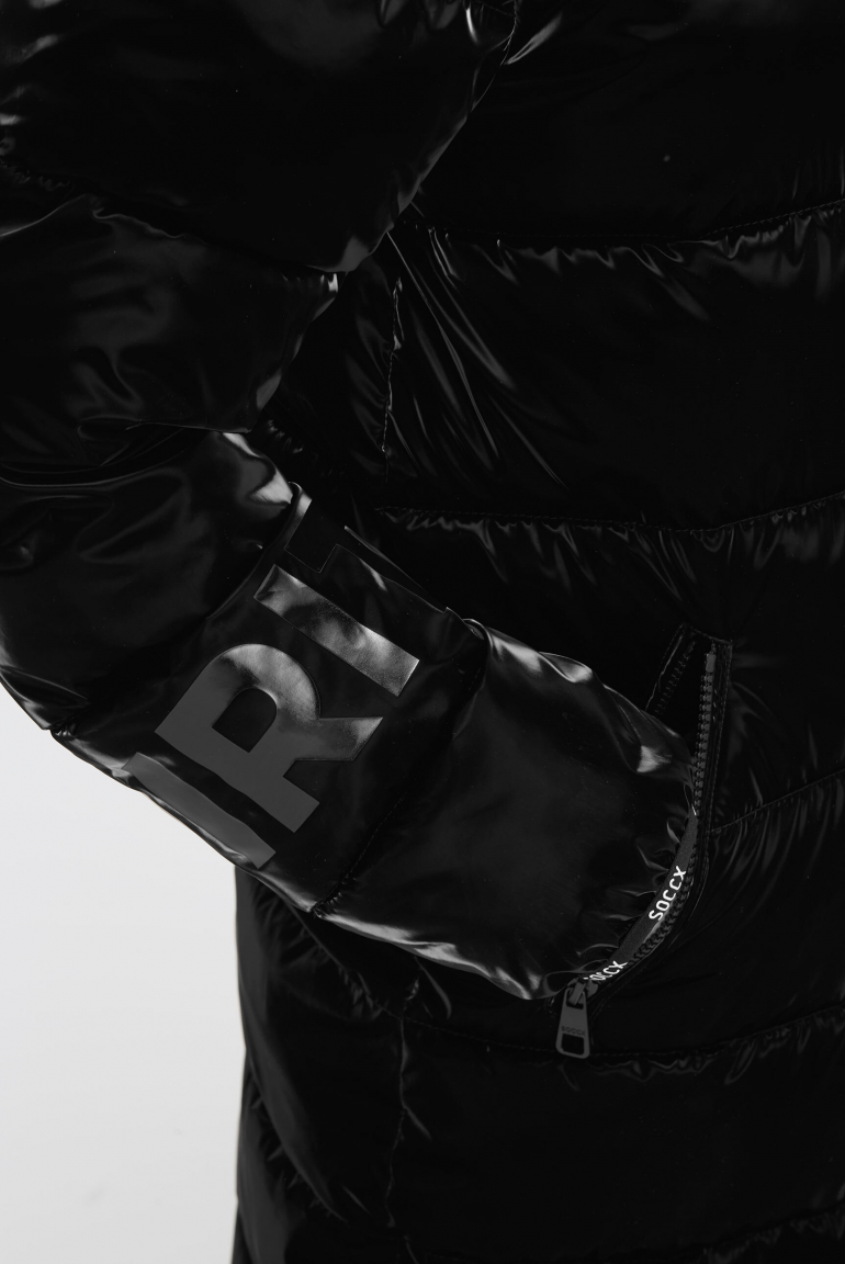 Lesklá prošívaná parka s artworky loga