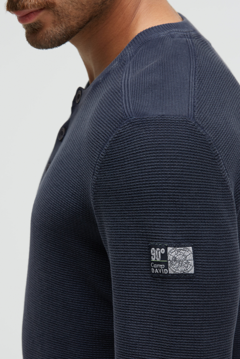 Henley svetr se stonewash úpravou