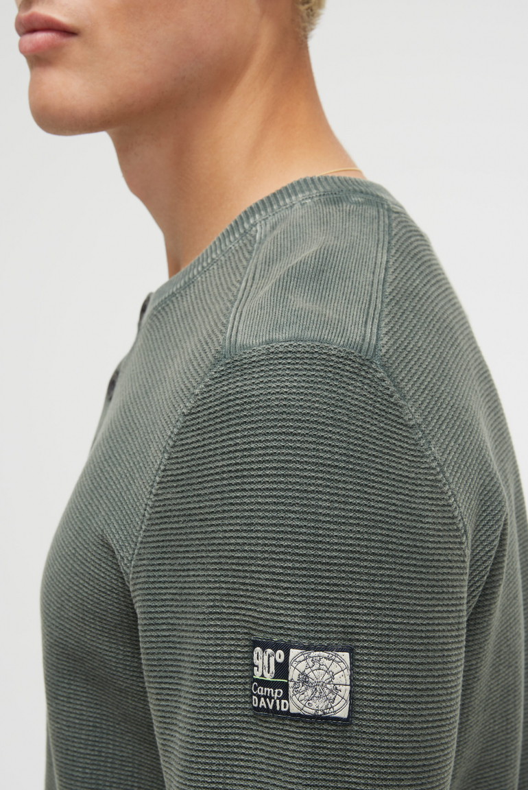 Henley svetr se stonewash úpravou