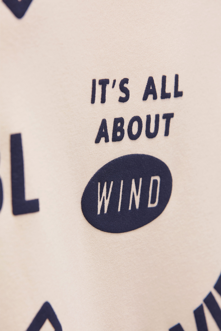 Mikina s kapucí a artworkem na zádech