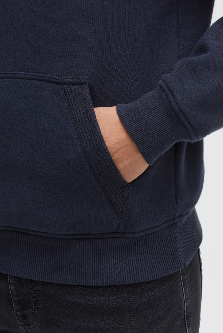 Mikina s kapucí, gumovým potiskem a pásky