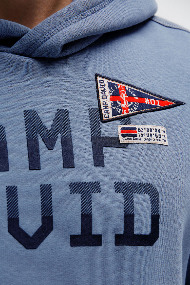 Mikina s kapucí, gumovým potiskem a pásky