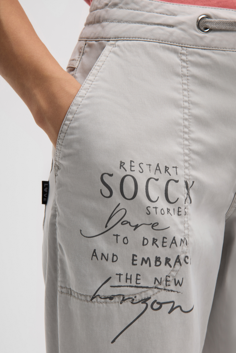 Kalhoty ve stylu tepláků s potiskem