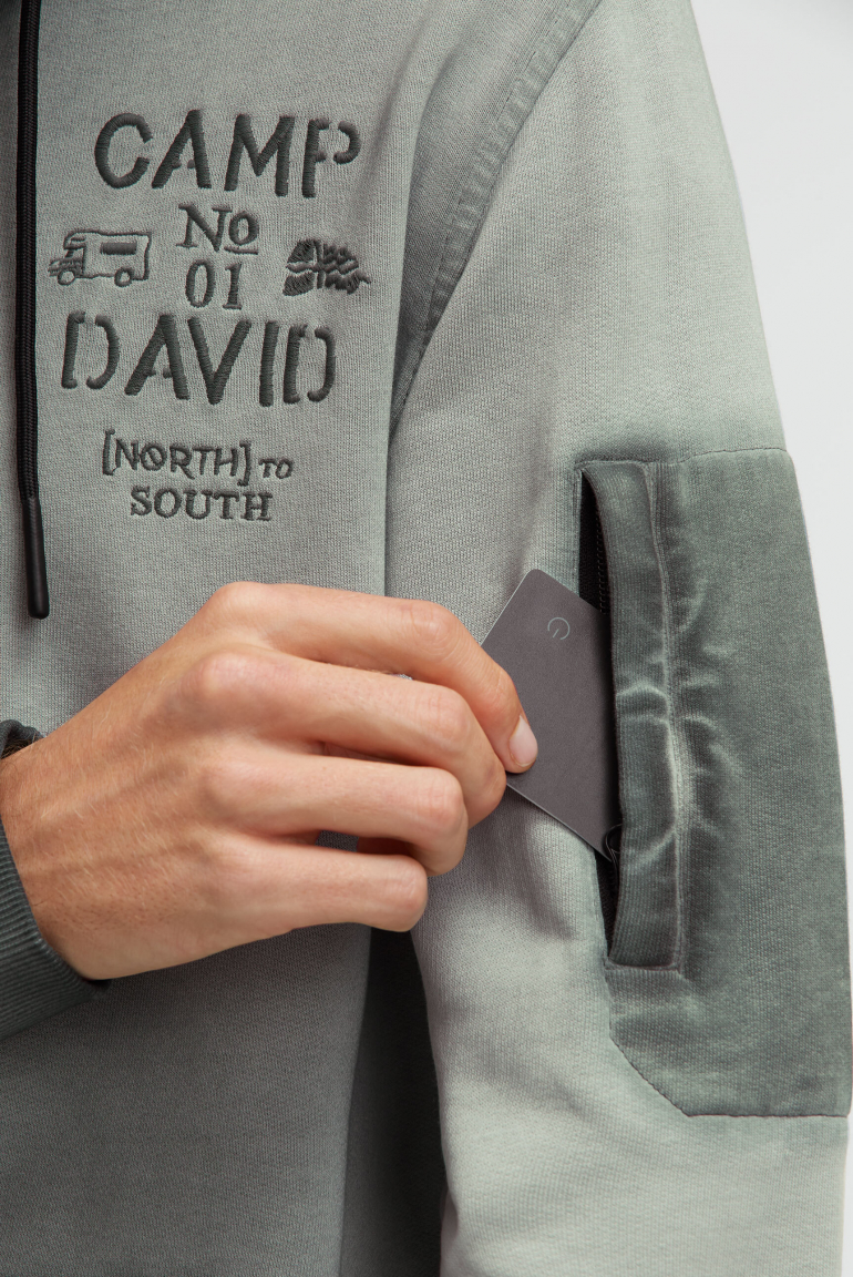 Mikina s kapucí barvená olejem s artworkem na zádech