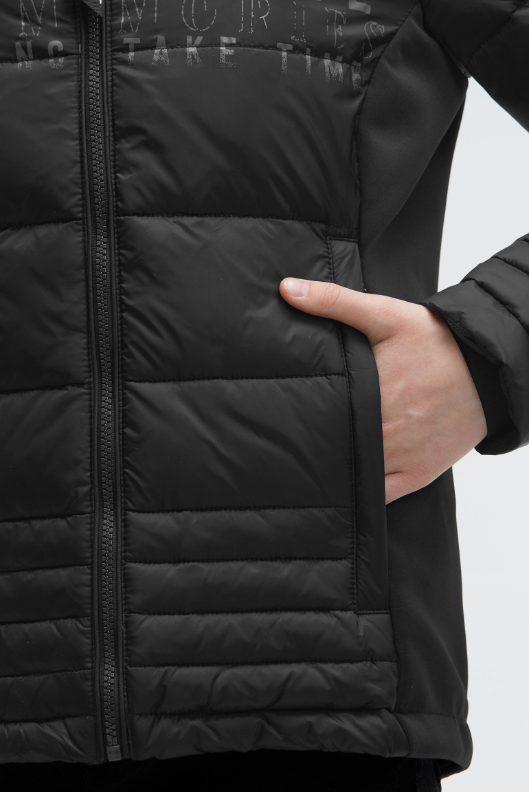 Krátká prošívaná bunda z mixu materiálů s kapucí