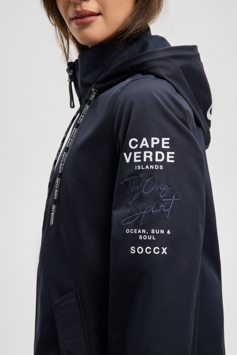 Krátká bunda s kapucí a artworkem