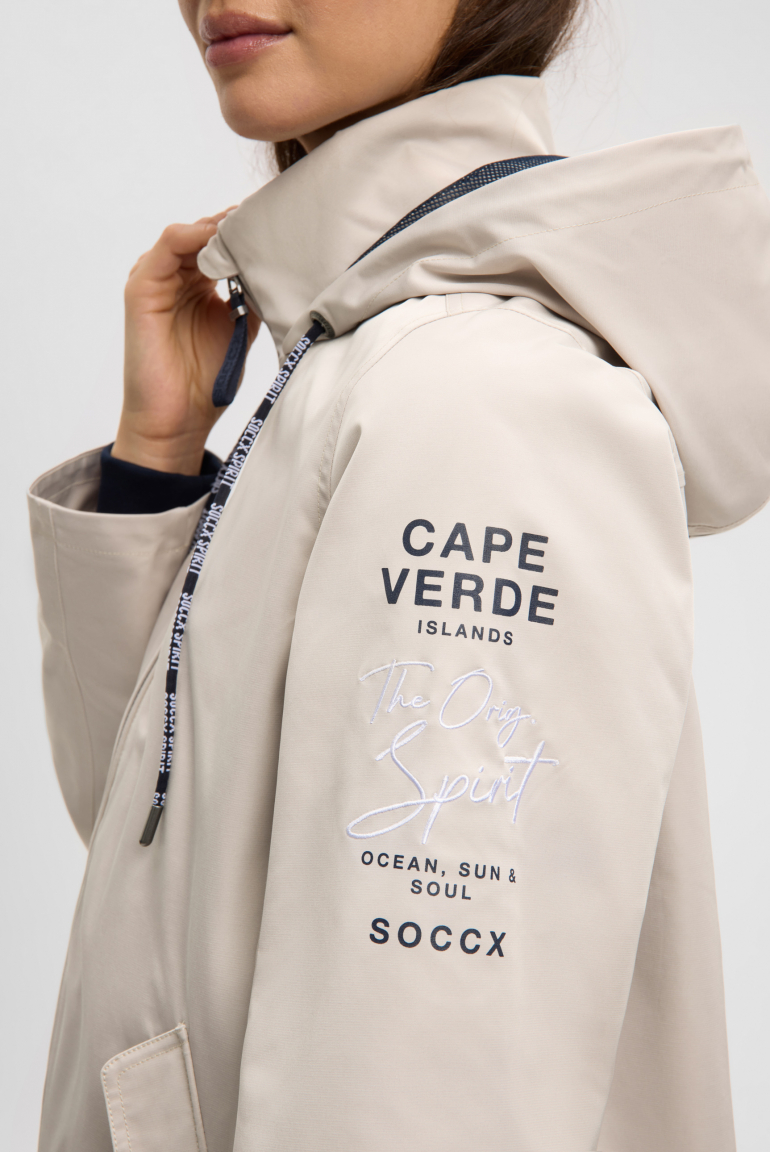 Krátká bunda s kapucí a artworkem