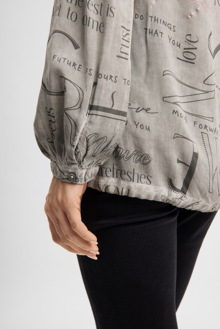 Halenka s kapucí a celoplošným potiskem