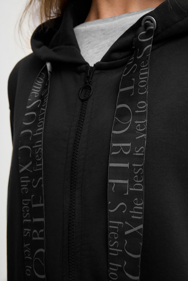 Dlouhá mikina s kapucí a potiskem na zádech