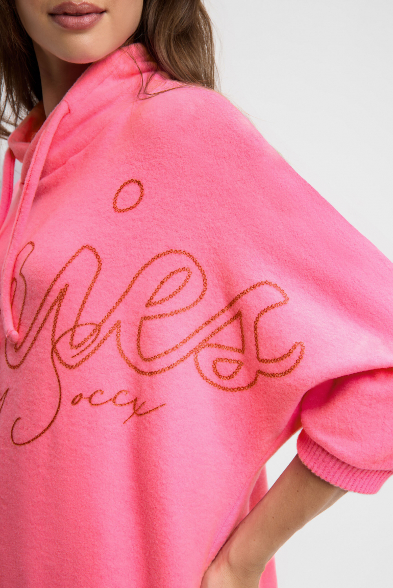 Svetr z flaušového úpletu s třpytivým potiskem