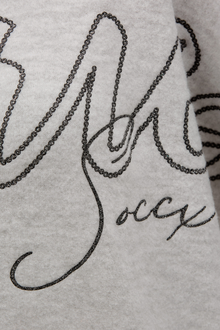 Svetr z flaušového úpletu s třpytivým potiskem