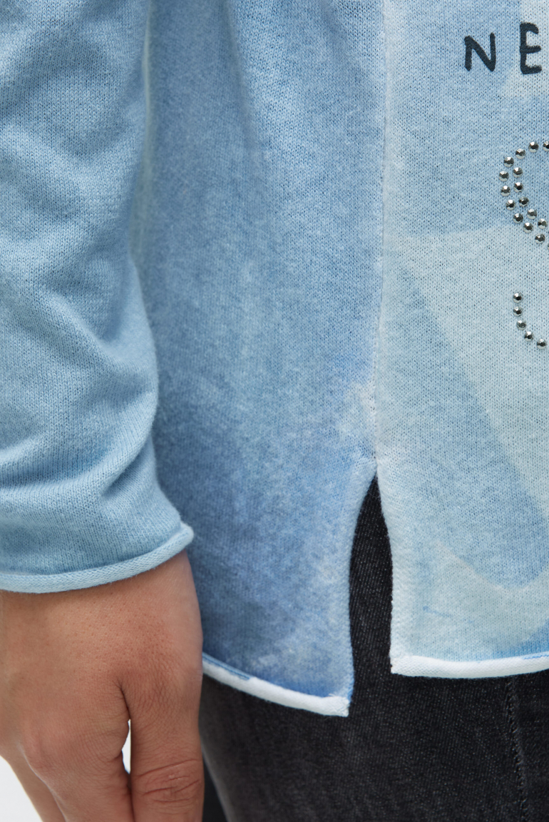 Svetr s celoplošným potiskem a ozdobnými kamínky