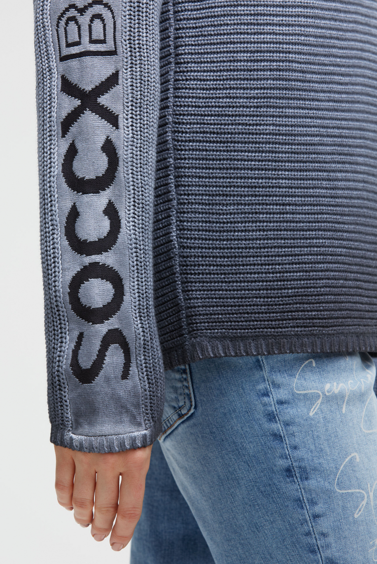 Svetr s intarzovaným vzorem na rukávech