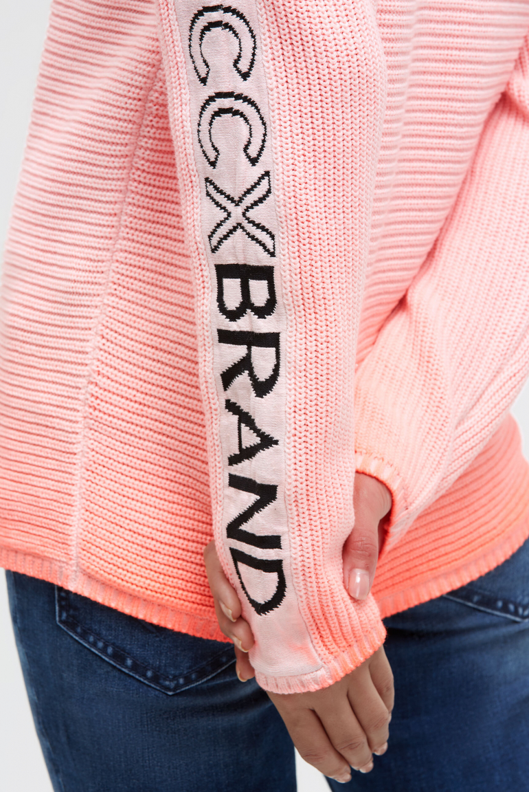 Svetr s intarzovaným vzorem na rukávech