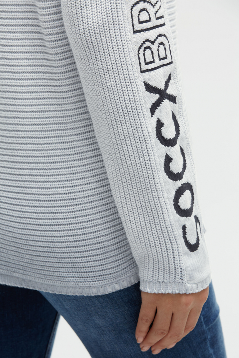 Svetr s intarzovaným vzorem na rukávech