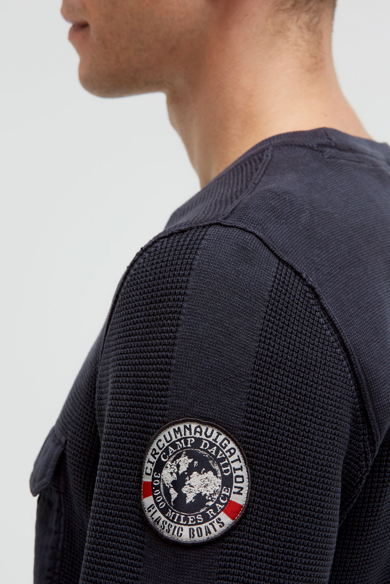 Svetr s pleteným vzorem a náprsní kapsou