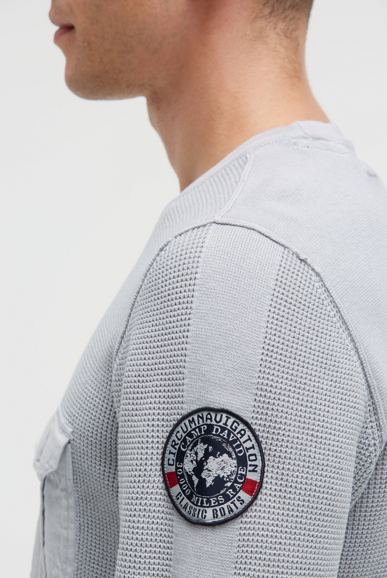 Svetr s pleteným vzorem a náprsní kapsou