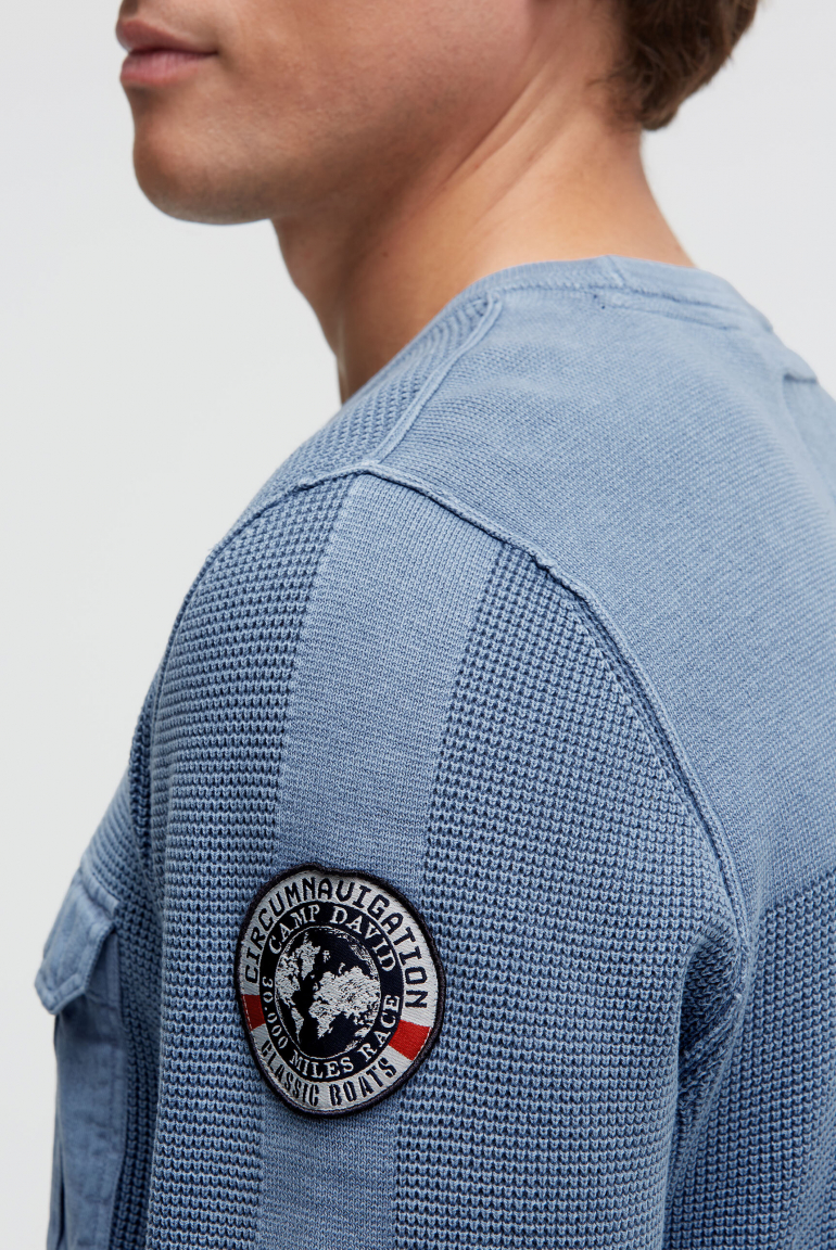 Svetr s pleteným vzorem a náprsní kapsou