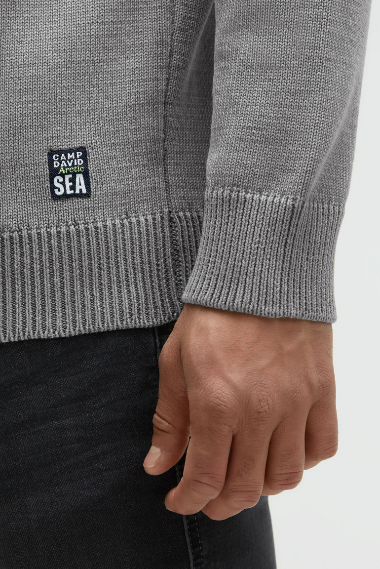 Svetr s kulatým výstřihem a potisky loga