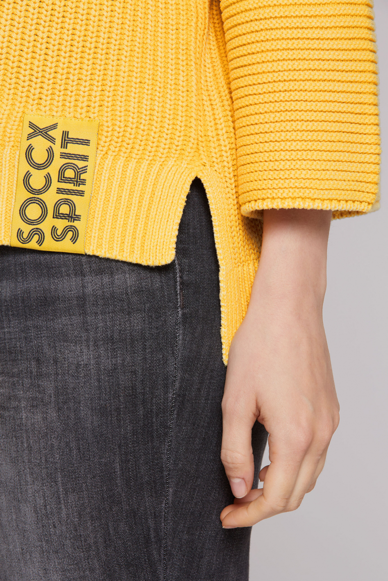 Svetr v sepraném vzhledu se zkrácenými rukávy