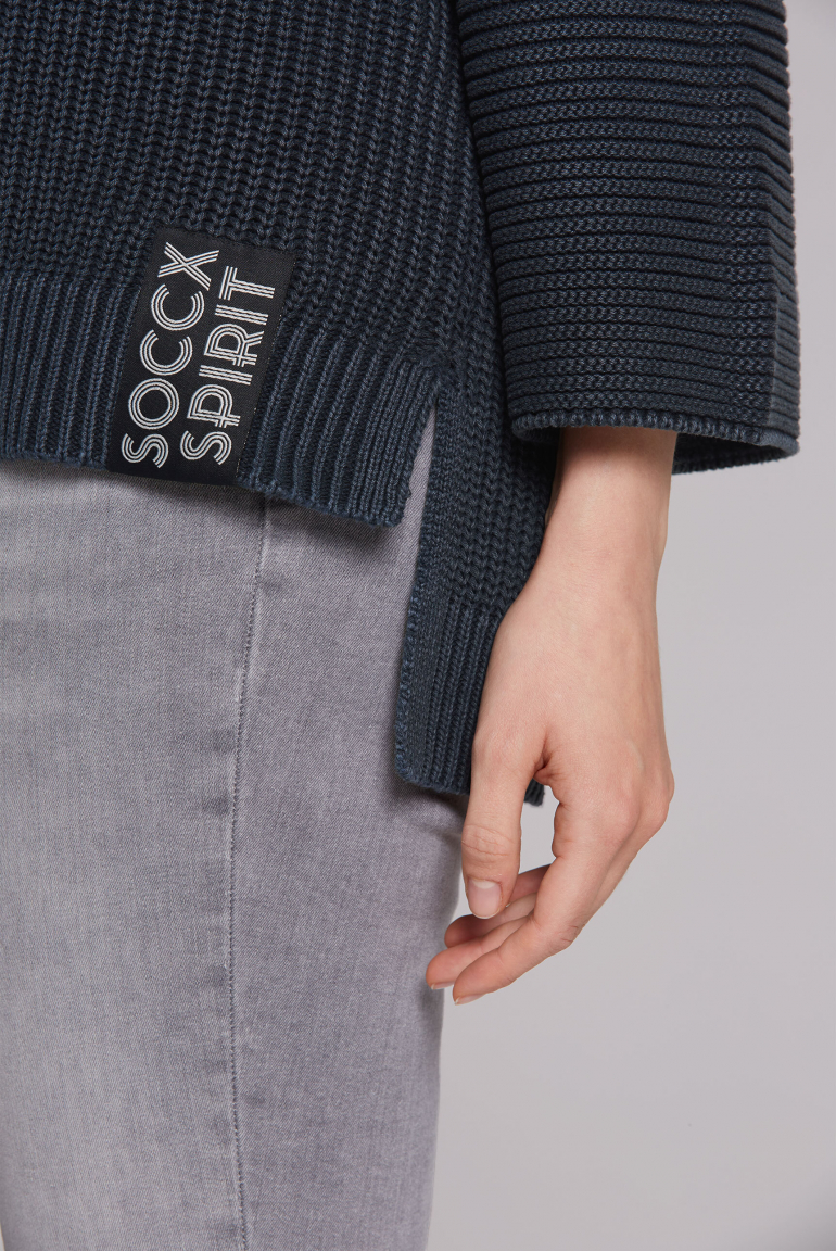 Svetr v sepraném vzhledu se zkrácenými rukávy