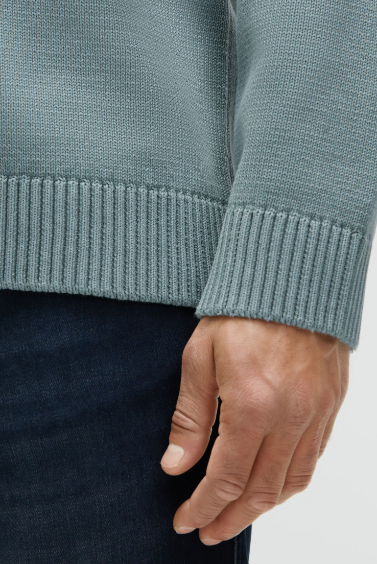 Svetr s výstřihem do V, potiskem loga a pásky