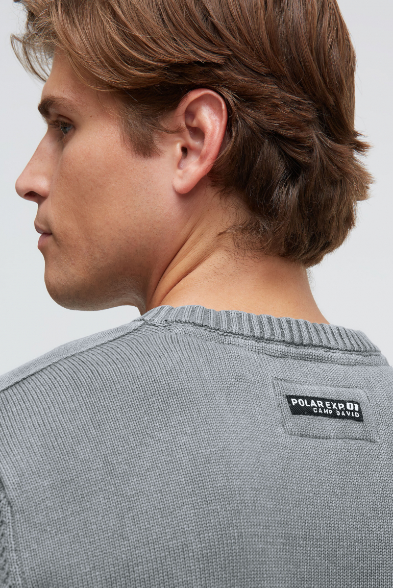 Svetr s výstřihem do V, potiskem loga a pásky