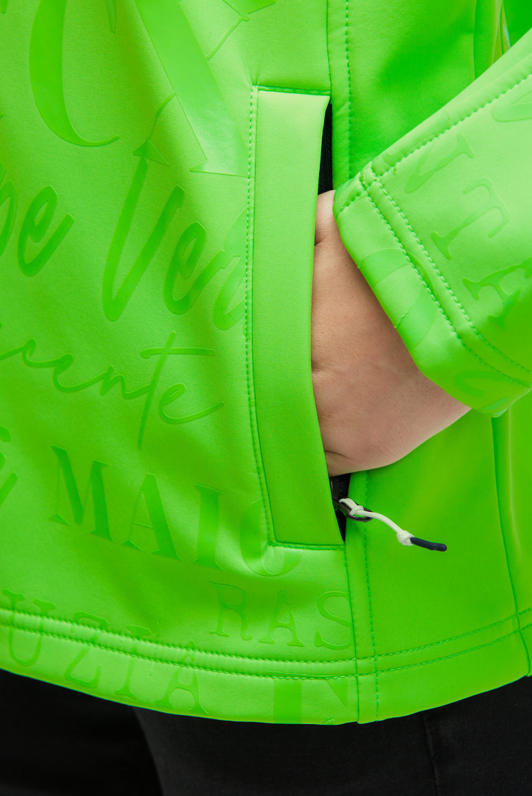 Softshellová bunda s kapucí a lesklým celoplošným potiskem