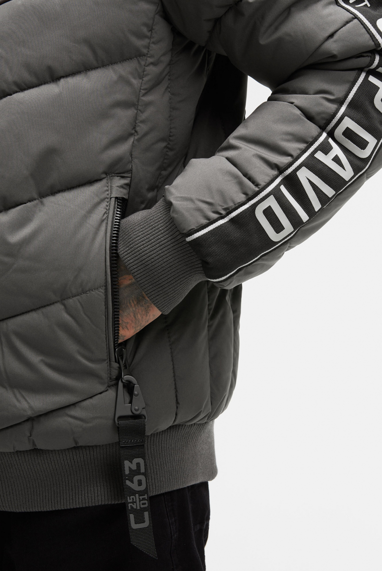 Prošívaný bomber s dvojitým límcem a páskami s logem