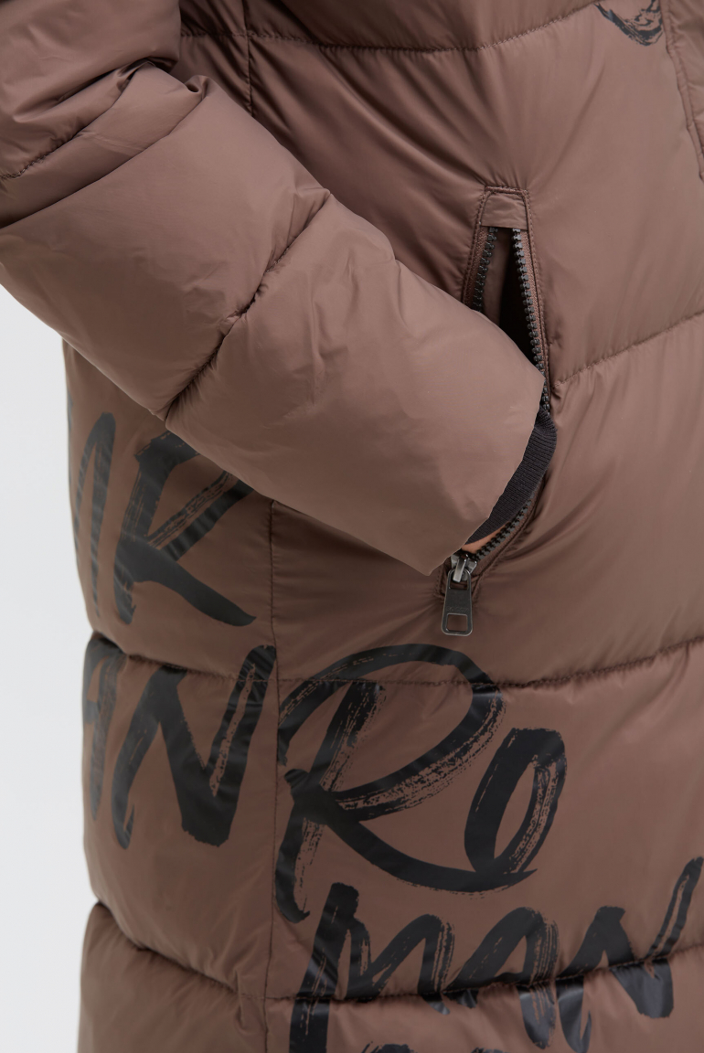 Prošívaný kabát s kapucí a potisky loga