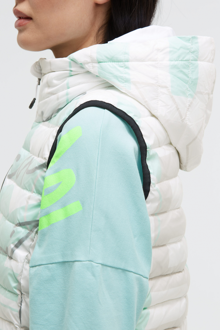 Prošívaná vesta s kapucí v límci a celoplošným potiskem