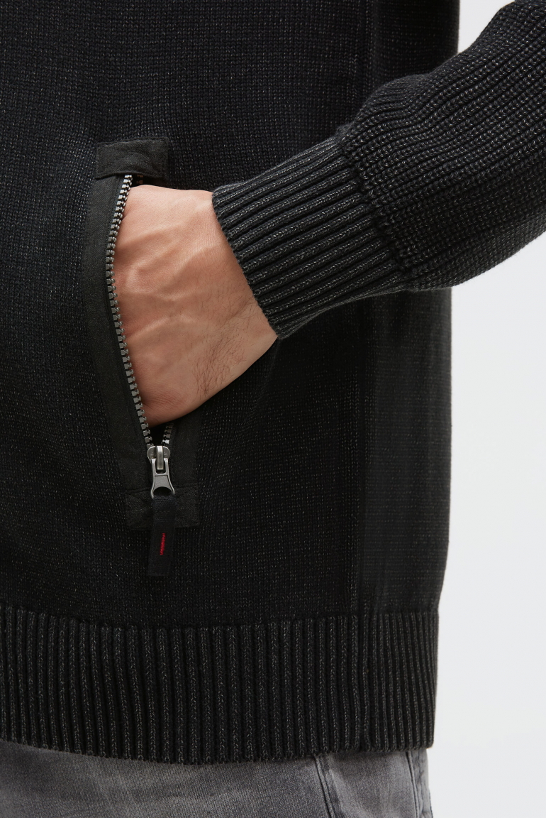 Svetr na zip s pásky a potisky značky